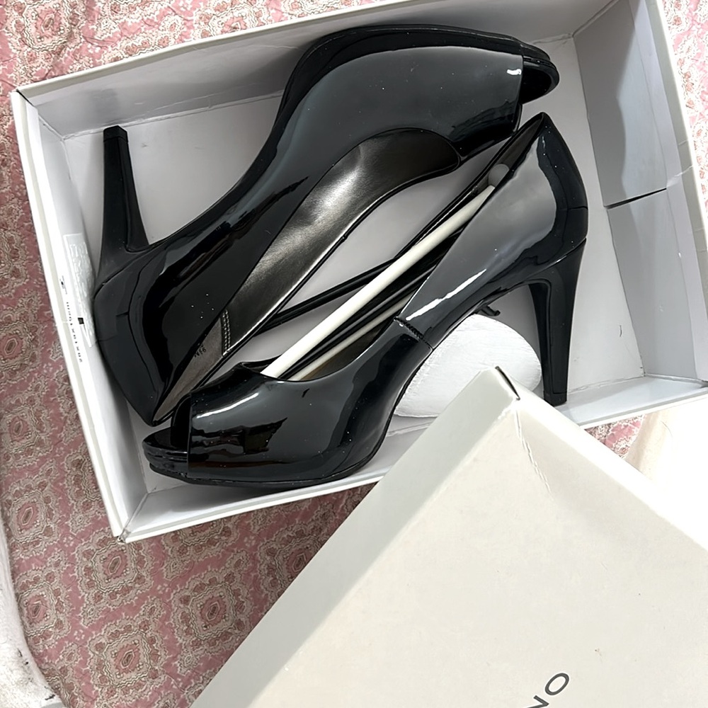 Bandolino Rainaa Pump NWT in box. Size medium 91/2